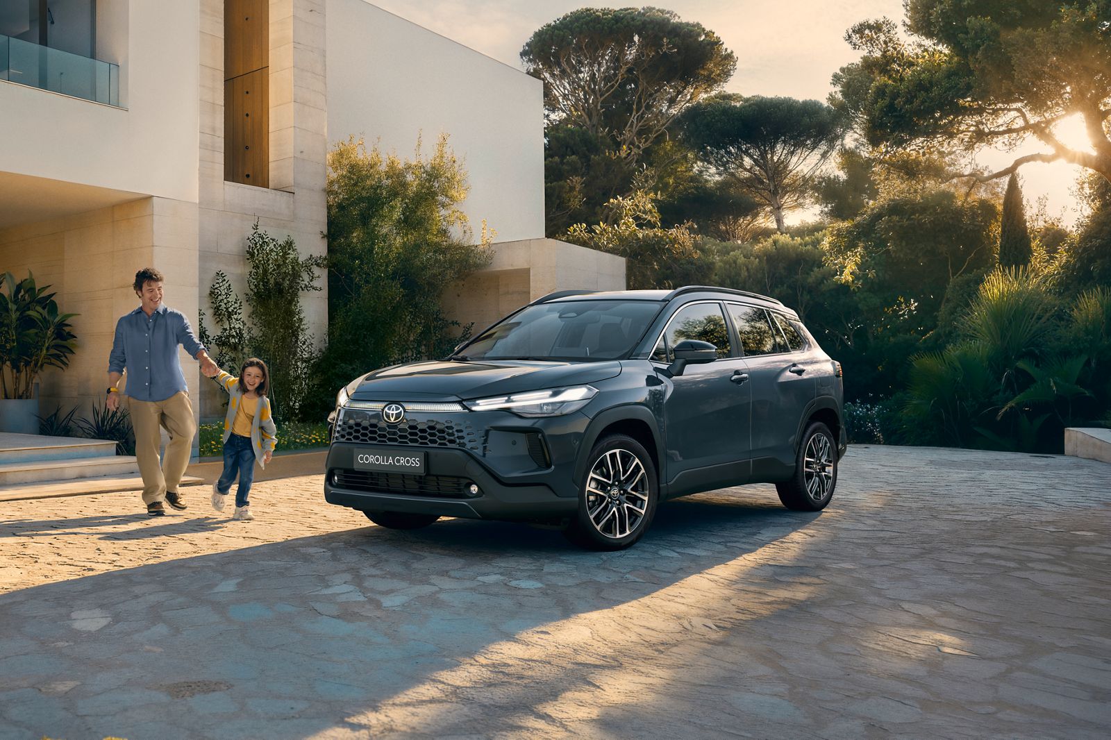 Toyota Corolla Cross parcheggiata davanti a una casa elegante