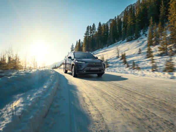 Maður og barn standa fyrir utan Corolla Cross