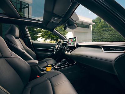 Het strakke interieur van de Toyota Prius Plug-in Hybrid