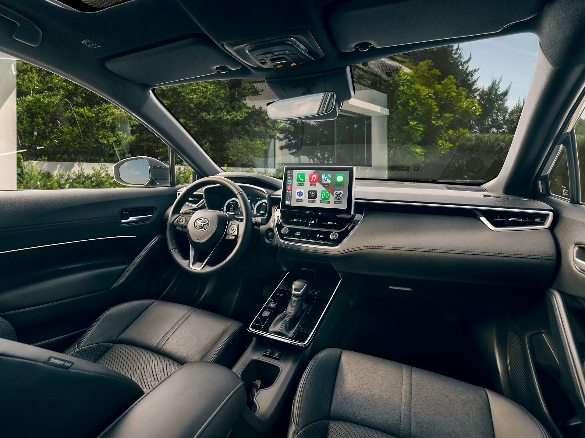 Dashboard en multimediadisplay van nieuwe Toyota Corolla Cross.