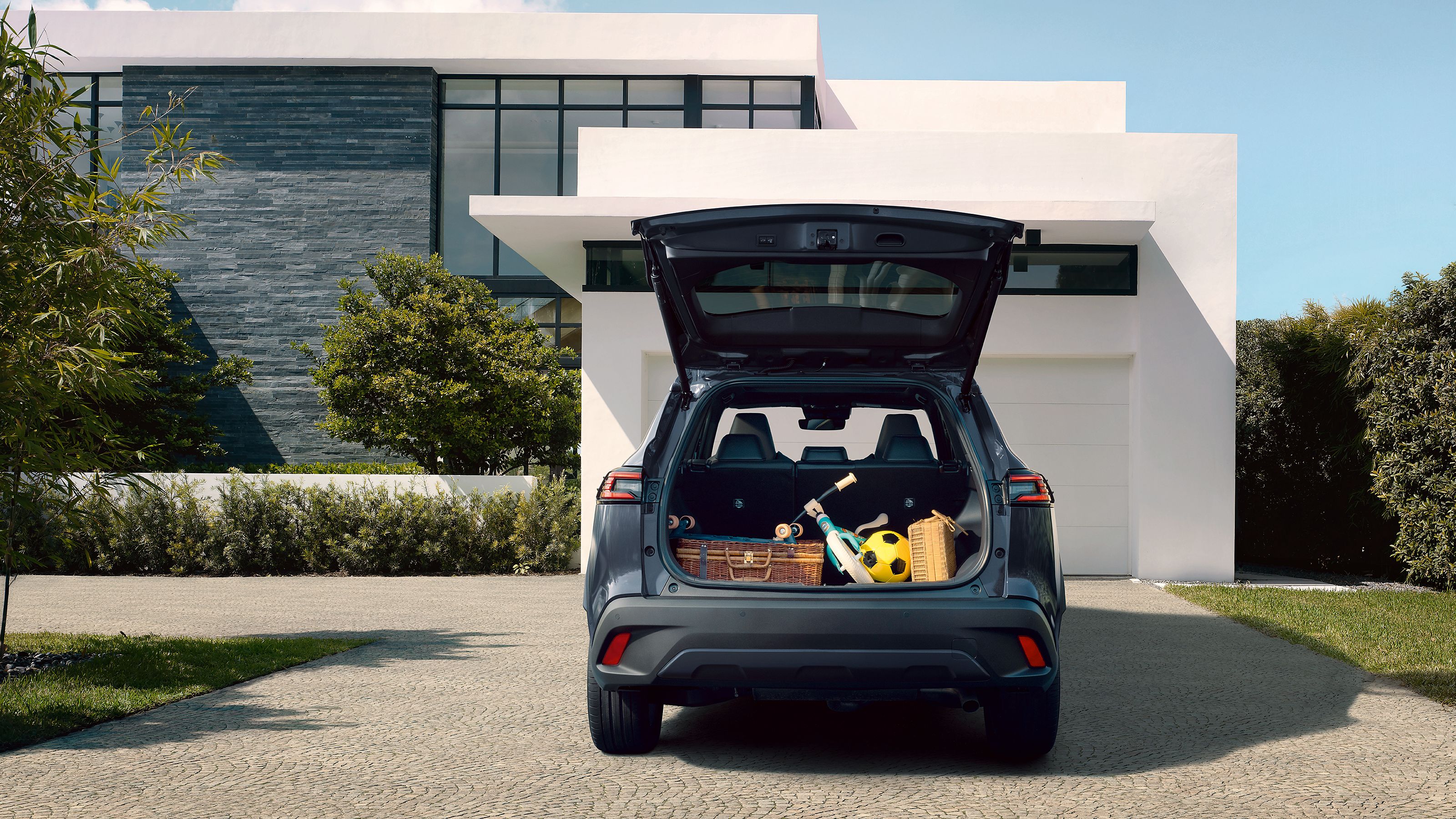 Toyota Corolla Cross vue arrière coffre ouvert