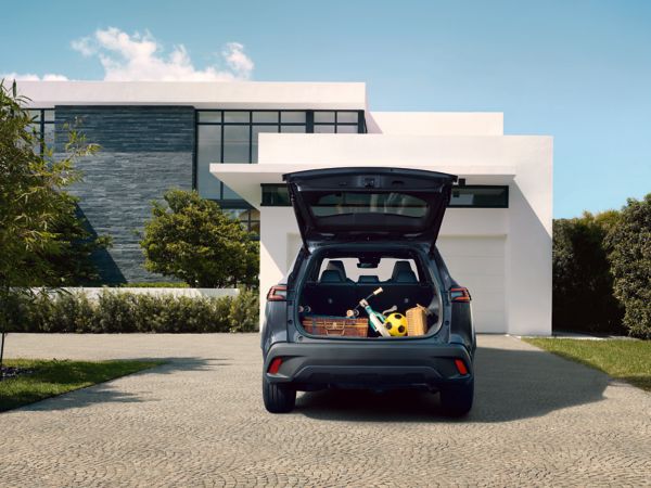 Toyota Corolla Cross vue arrière coffre ouvert