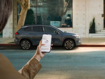 Een Toyota rijder checkt de status van haar auto met de MyToyota app
