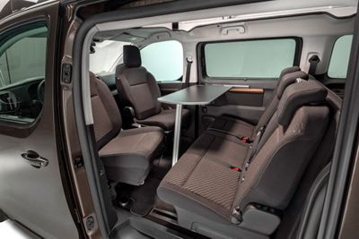 Asientos y mesa furgón Toyota camperizado