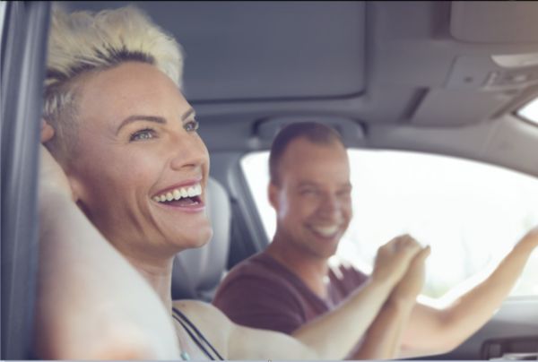 Gelukkig paar in hun Toyota