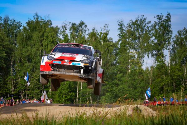 İnsanların arasından geçen Toyota ralli aracı