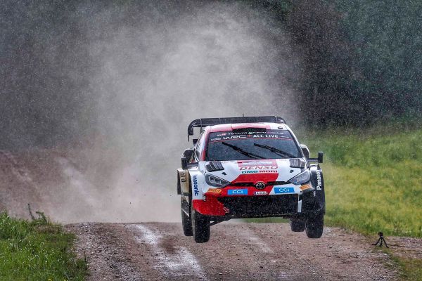 Rallide havalanan Toyota ralli aracı