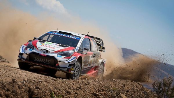 Arazide dumanlar çıkaran Ogier Toyota Yaris