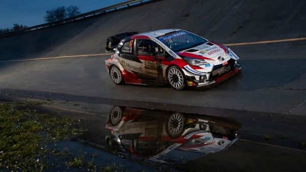 Suda yansıması görülen Toyota Gazoo Racing Ogier araç