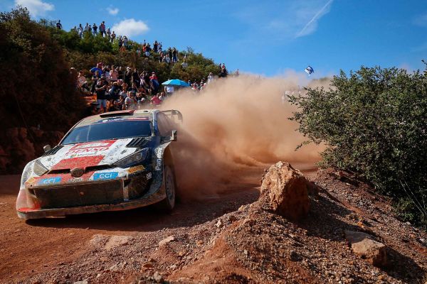 Taşlı ve topraklı alanda bir Toyota Ralli aracı Sebastien Ogier ve Kalle Rovanperä