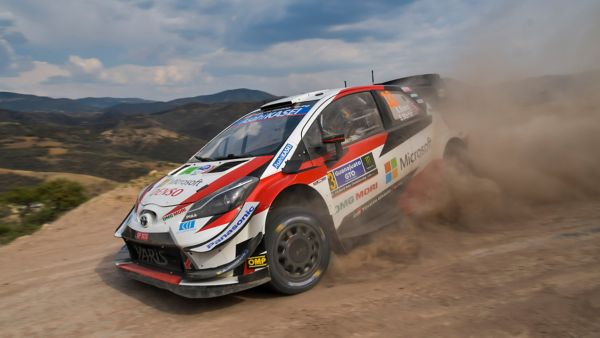 Arazide dumanlar çıkaran Ogier Toyota Yaris