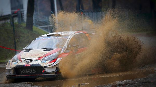 Çamurlu zeminden geçen Toyota Gazoo Racing aracı