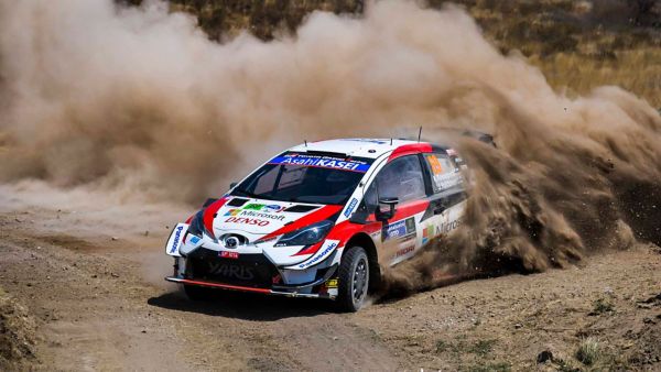 Arazide dumanlar çıkaran Ogier Toyota Yaris