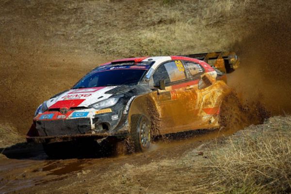 Çamurlanmış Toyota ralli aracı Car 69 Rovanpera, Jonne Halttunen