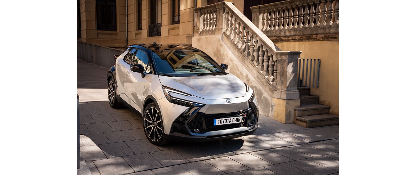 Toyota C-HR estacionado ao lado de um edificio