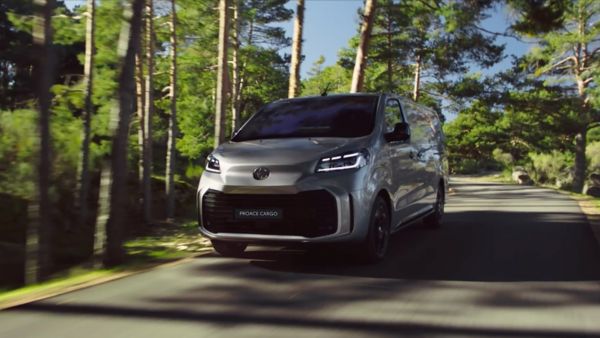 Yeni Proace Cargo beton yapı içinde parkta