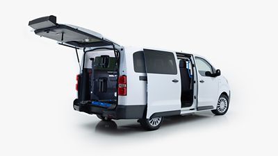 Taxi Toyota con rampa para sillas de ruedas