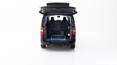 Furgón blanco Toyota adaptado para discapacitados