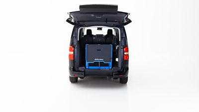 Puerta trasera furgón blanco Toyota adaptado para discapacitados