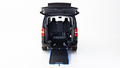 Rampa taxi blanco Toyota adaptado para discapacitados