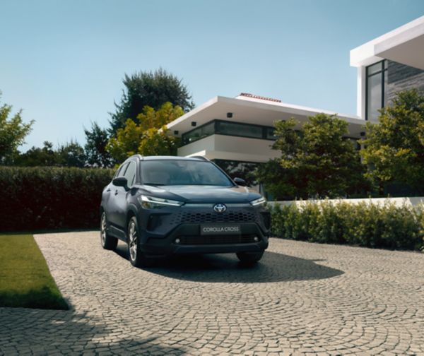 Toyota Corolla Cross estacionado à frente de uma casa
