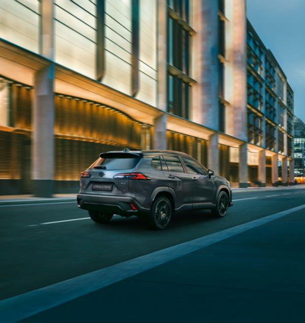 Toyota Corolla Cross a circular numa estrada na cidade