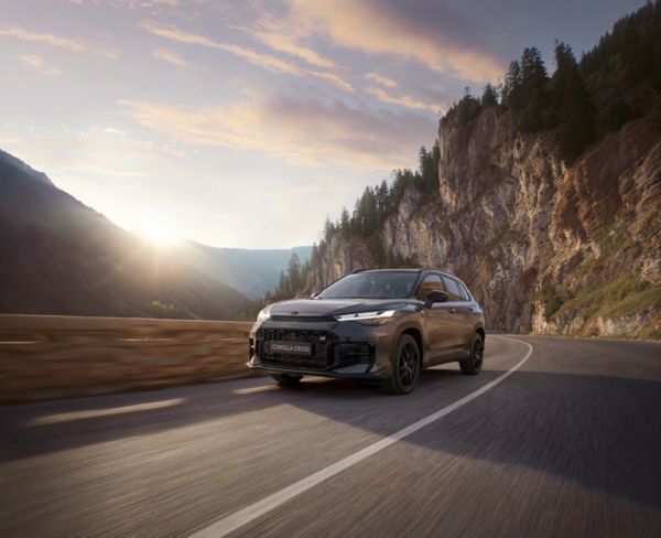 Toyota Corolla Cross a circular numa estrada florestal