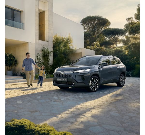 Pai e filha com um Corolla 