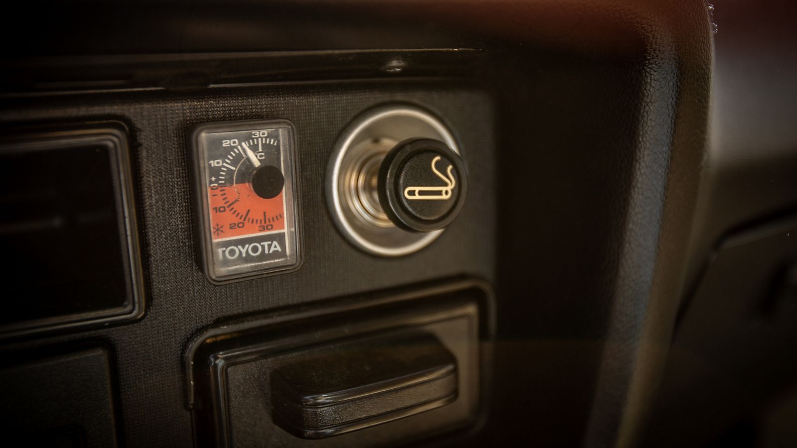 Toyota Corolla HT sisältä
