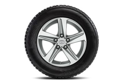 Seitenansicht einer Felge für den Toyota Corolla vor neutralem Hintergrund