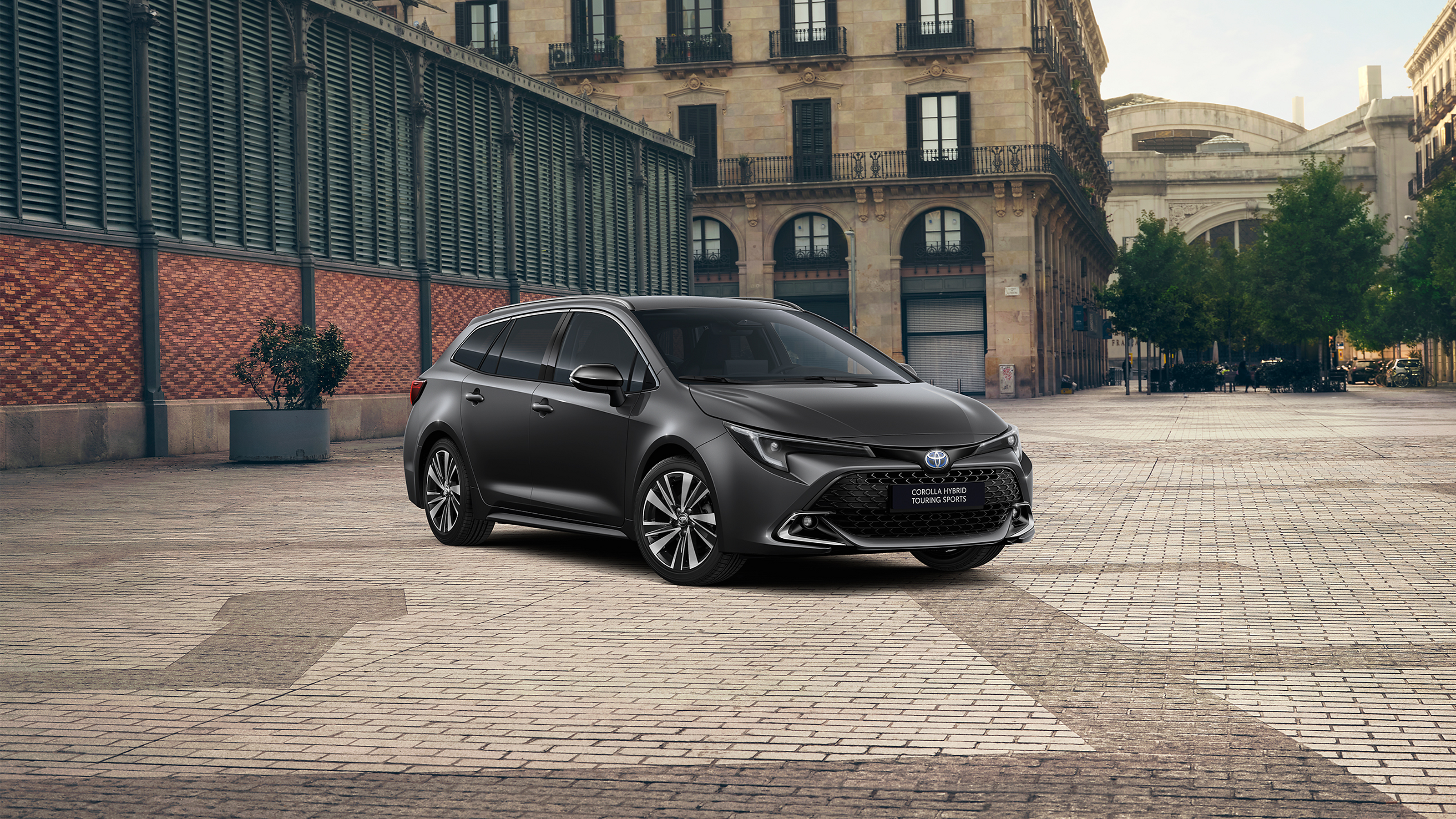 perhe pihalla ja Toyota Corolla Touring Sports