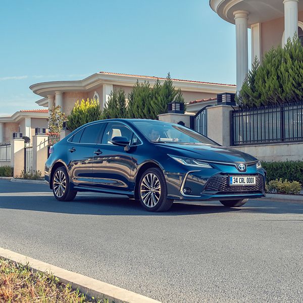 Corolla, Toyota C-HR ve Corolla Cross'un beraber şehirde görünümü