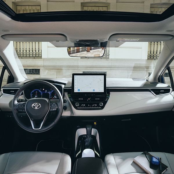 Toyota Corolla model otomobilin modern iç tasarımı