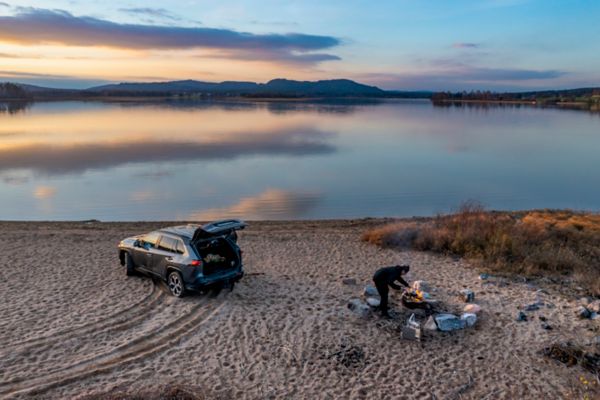 Toyota RAV4 Hybrid rannalla.