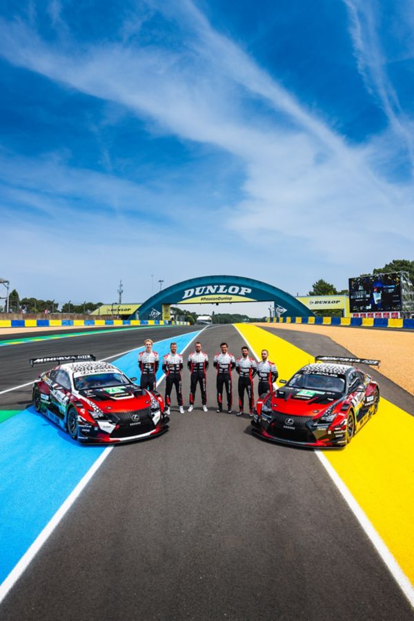 Les six pilotes et leurs Lexus RC F GT3 n°78 et 87 sur le circuit des 24 heures du Mans