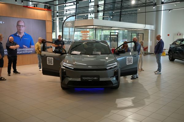 Toyota Norge produkstsjef presenterer nye Toyota C-HR+