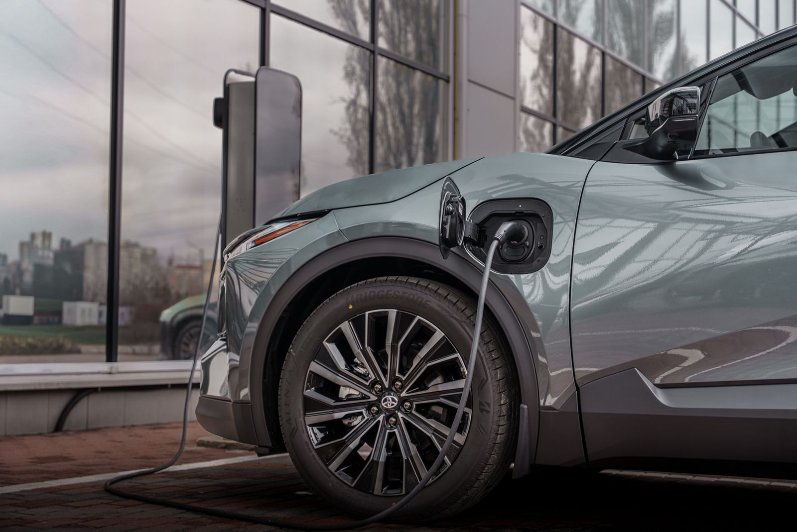 Toyota bZ4X на громадській зарядній станції