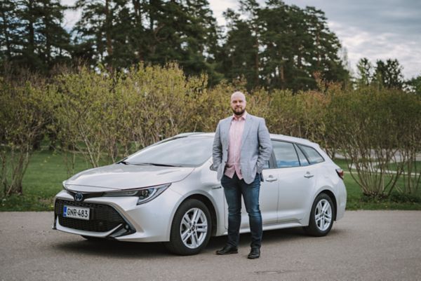 Avosylin konsernin Kimmo Toppari ja Toyota Corolla