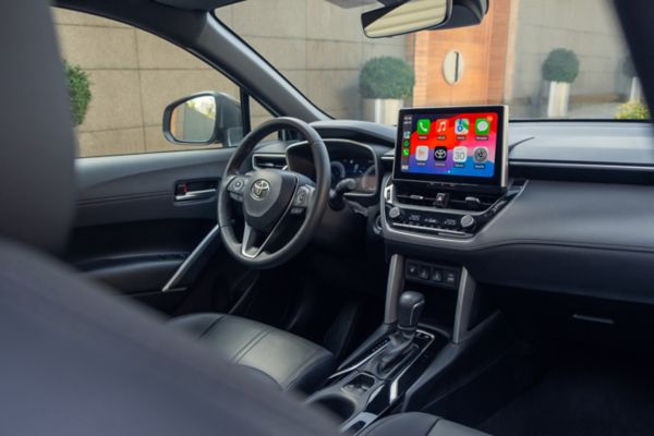 Toyota Corolla Cross Hybrid iç görünümünde direksiyon, multimedya ekran ve vites