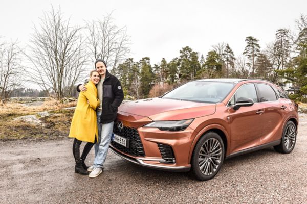 Linda Wiklund ja Mikko Nousiainen Lexus RX -auton vieressä