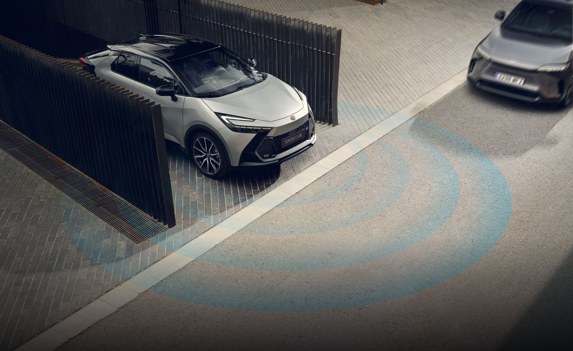 System bezpieczeństwa w Toyocie C-HR skanuje przestrzeń przed samochodem.
