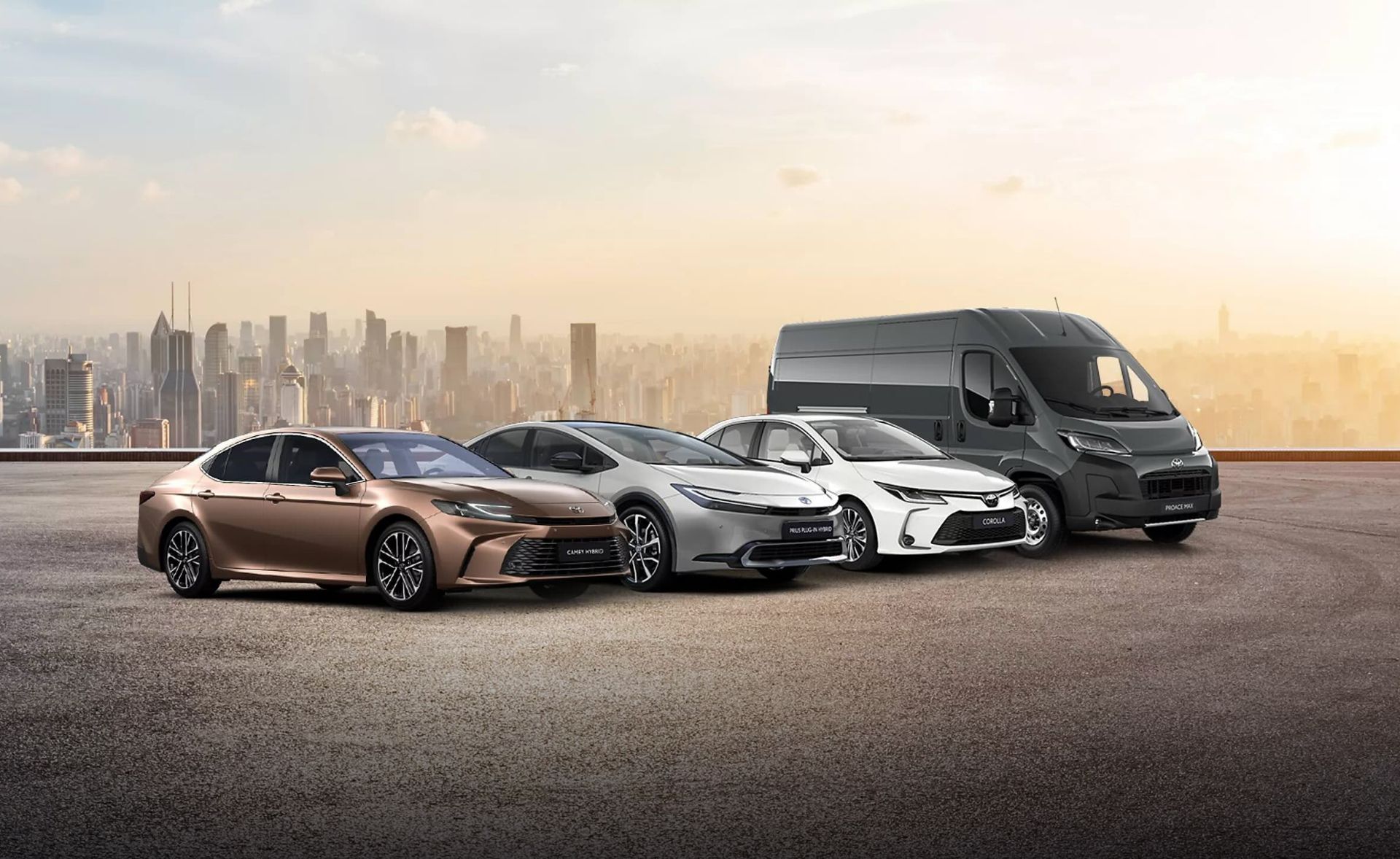 Na tle miasta stoją cztery Toyoty: Camry, Prius, Corolla i PROACE Max.