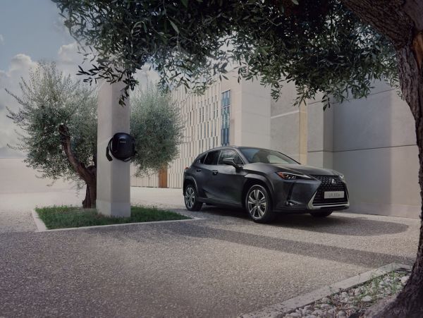 SUV קרוסאובר חשמלי לקסוס UX