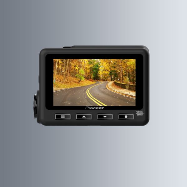 Nahaufnahme einer Dash-Cam, die eine Straße gesäumt von orangen Bäumen mit viel Herbstlaub zeigt