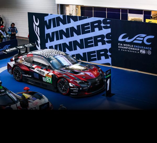 De Lexus RC F LMGT3, raceauto, exterieur, driekwart voor, podium, WEC