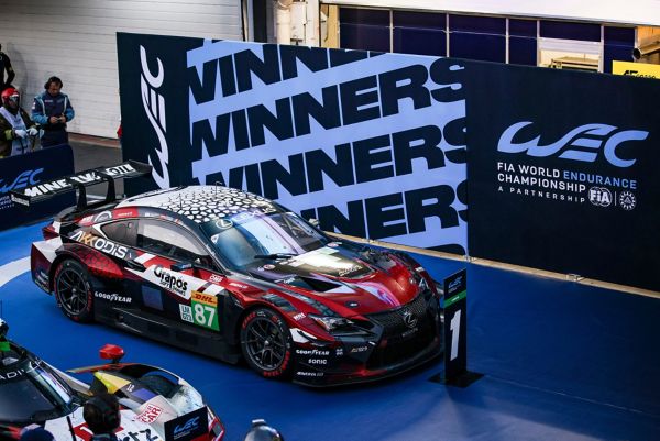 De Lexus RC F LMGT3, raceauto, exterieur, driekwart voor, podium, WEC