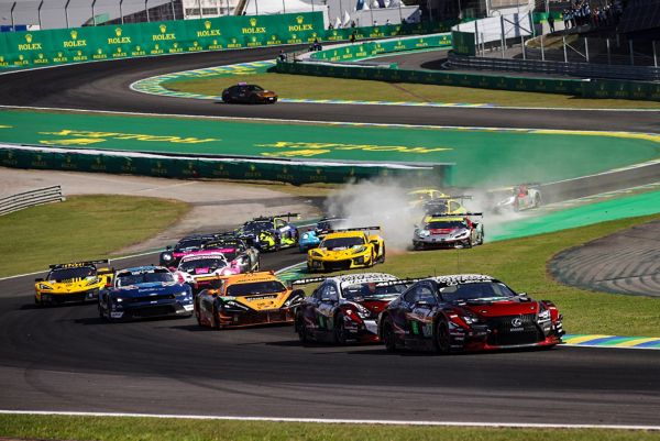 De Lexus RC F LMGT3, raceauto, exterieur, driekwart voor, voorop rijdend, WEC Brazil São Paulo, circuit
