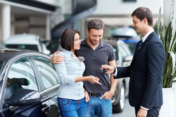 couples qui achètent une voiture 