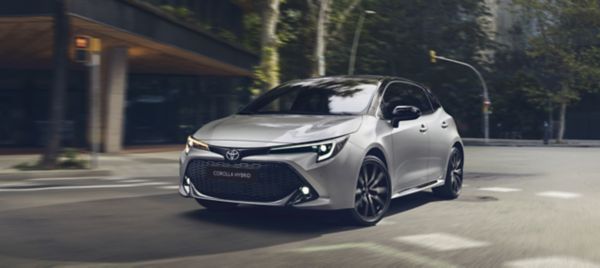 Toyota Corolla podczas jazdy przez miasto
