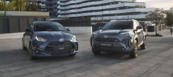 Toyota Yaris i Toyota Yaris Cross na tle miejskich zabudowań